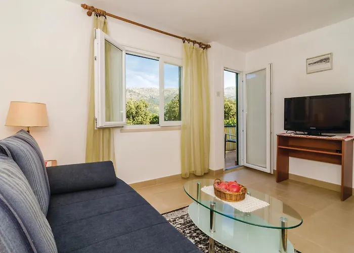 Three-bedroom In Veliki *